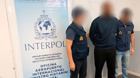 Detuvieron a un hombre buscado por Interpol por reclutar mulas que trasladaran cocaína desde Argentina. Detuvieron a un hombre buscado por Interpol por reclutar mulas que trasladaran cocaína desde Argentina.