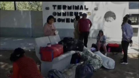 Los trabajadores apostados en la terminal de micros de Bowen. Los trabajadores apostados en la terminal de micros de Bowen.