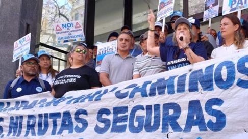 Trabajadores de Vialidad Nacional están de protesta por el virtual cierre del organismo. Trabajadores de Vialidad Nacional están de protesta por el virtual cierre del organismo.