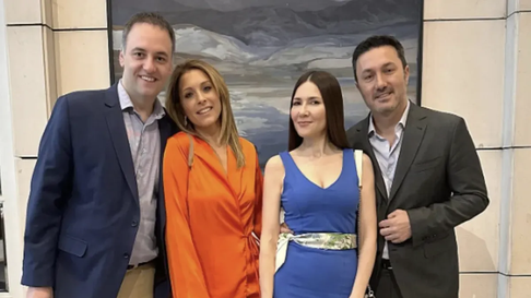 Adorni, su esposa junto a Pérez y Petri. Adorni, su esposa junto a Pérez y Petri.