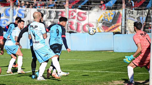 Tras un cabezazo, Villa San Carlos perdió y se quedó sin la punta Tras un cabezazo, Villa San Carlos perdió y se quedó sin la punta