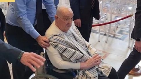 El papa Francisco aparece de sorpresa en la basílica de San Pedro del Vaticano El papa Francisco aparece de sorpresa en la basílica de San Pedro del Vaticano