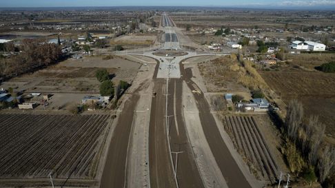 En pleno recorte de la obra pública por parte de Milei, el Gobierno de Mendoza tuvo a su disposición la plata de Portezuelo para obras. En pleno recorte de la obra pública por parte de Milei, el Gobierno de Mendoza tuvo a su disposición la plata de Portezuelo para obras.