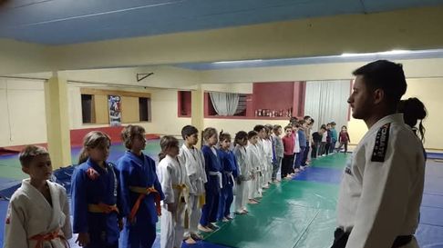 Muchos niños practican judo en el poli de Malargüe. Muchos niños practican judo en el poli de Malargüe.