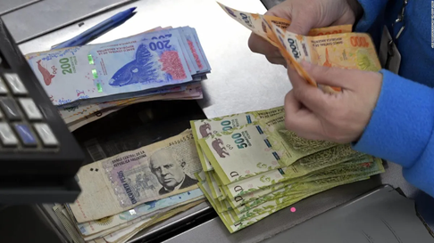 La inflación le resta valor a los billetes. La inflación le resta valor a los billetes.