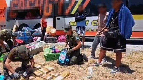 La droga que transportaban las mujeres estaba camuflada en mochilas infantiles La droga que transportaban las mujeres estaba camuflada en mochilas infantiles