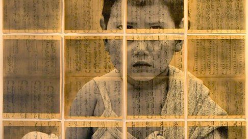 La conjunción de fotografía y literatura refuerza el carácter emotivo y colectivo de este homenaje artístico. La conjunción de fotografía y literatura refuerza el carácter emotivo y colectivo de este homenaje artístico.