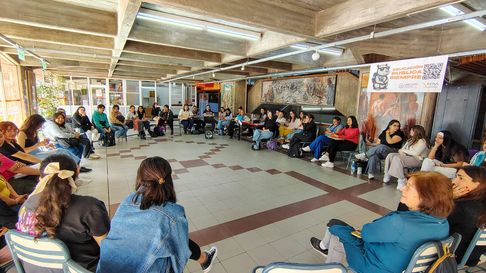 Postal de una de las asambleas y clases públicas que se llevaron adelante en la UNCuyo apenas se conoció el veto de Milei a la Ley de Financiamiento universitario. Postal de una de las asambleas y clases públicas que se llevaron adelante en la UNCuyo apenas se conoció el veto de Milei a la Ley de Financiamiento universitario.