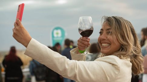 Las copas de malbec se alzan en un nuevo aniversario. Las copas de malbec se alzan en un nuevo aniversario.