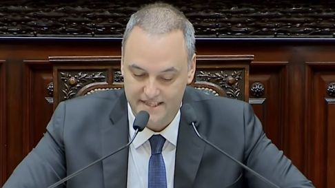 Manuel Adorni está en el centro de las críticas por su nivel de gastos, presuntamente incompatible con sus ingresos en blanco. Manuel Adorni está en el centro de las críticas por su nivel de gastos, presuntamente incompatible con sus ingresos en blanco.