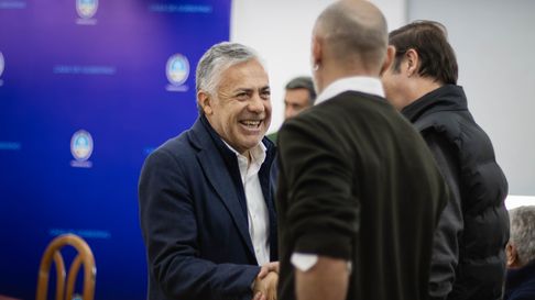 Alfredo Cornejo criticó el avance urbano sin planificación en Luján de Cuyo durante la apertura de sobres para la construcción del puente en el Río Mendoza. Alfredo Cornejo criticó el avance urbano sin planificación en Luján de Cuyo durante la apertura de sobres para la construcción del puente en el Río Mendoza.