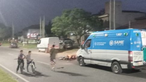 un motociclista atropello a un peaton en camino centenario un motociclista atropello a un peaton en camino centenario