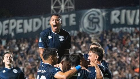 En una noche con tormenta eléctrica, cortes de luz y polémicas, Independiente Rivadavia superó 2-1 a Atlético Tucumán. En una noche con tormenta eléctrica, cortes de luz y polémicas, Independiente Rivadavia superó 2-1 a Atlético Tucumán.