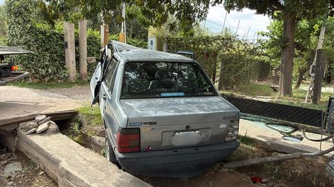 Un auto impactó contra un árbol y su conductor terminó gravemente herido. Un auto impactó contra un árbol y su conductor terminó gravemente herido.