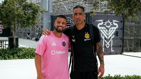 Los ex Gimnasia, Marcelo Weigandt y Lucas Barrios se reencontraron en el Mundial de Clubes Los ex Gimnasia, Marcelo Weigandt y Lucas Barrios se reencontraron en el Mundial de Clubes