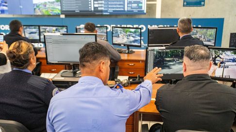Gobierno presentó el nuevo centro de videovigilancia en Godoy Cruz integra más de 750 cámaras y alarmas comunitarias con el 911 para reforzar la seguridad en Mendoza. Gobierno presentó el nuevo centro de videovigilancia en Godoy Cruz integra más de 750 cámaras y alarmas comunitarias con el 911 para reforzar la seguridad en Mendoza.