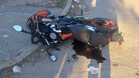 Así quedó la moto en la esquina de Villa Elvira Así quedó la moto en la esquina de Villa Elvira