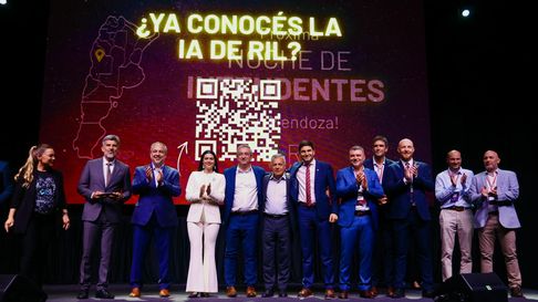 Los intendentes mendocinos en Rosario, junto al gobernador Alfredo Cornejo. Los intendentes mendocinos en Rosario, junto al gobernador Alfredo Cornejo.