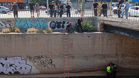 La Policía, junto al personal de bomberos, consiguió retirar al hombre del cauce. La Policía, junto al personal de bomberos, consiguió retirar al hombre del cauce.