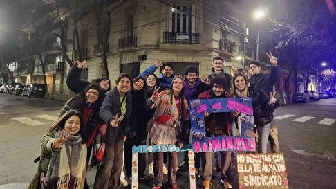 Egresados van al departamento de Cristina Kirchner para celebrar sus recibidas Egresados van al departamento de Cristina Kirchner para celebrar sus recibidas