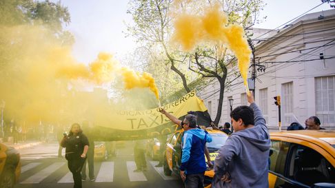 galeria de fotos: la batalla de los taxistas contra las apps exploto en las calles de mendoza galeria de fotos: la batalla de los taxistas contra las apps exploto en las calles de mendoza