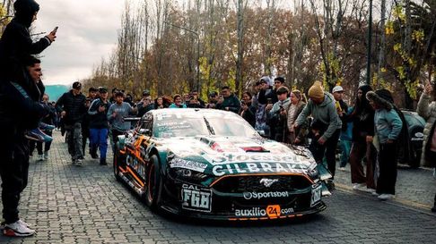 Julián Santero revolucionó el Parque General San Martín con su Mustang. Julián Santero revolucionó el Parque General San Martín con su Mustang.