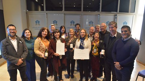 La Asociación Mujeres de la Viña está integrada por mujeres propietarias de fincas pequeñas, con superficies que van de 1 a 20 hectáreas, dedicadas a la producción de uvas de alta calidad. La Asociación Mujeres de la Viña está integrada por mujeres propietarias de fincas pequeñas, con superficies que van de 1 a 20 hectáreas, dedicadas a la producción de uvas de alta calidad.