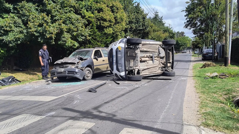 triple choque y vuelco en un cruce de city bell triple choque y vuelco en un cruce de city bell