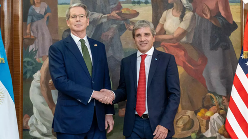 El Secretario del Tesoro de Estados Unidos, Scott Bessent, anunció una compra directa de pesos argentinos y un swap de US$20.000 millones con el Banco Central, tras reunirse con Luis Caputo y elogiar las reformas de Javier Milei. El Secretario del Tesoro de Estados Unidos, Scott Bessent, anunció una compra directa de pesos argentinos y un swap de US$20.000 millones con el Banco Central, tras reunirse con Luis Caputo y elogiar las reformas de Javier Milei.
