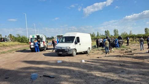 Tres fallecidos tras el vuelco de una camioneta en Ruta 7 Tres fallecidos tras el vuelco de una camioneta en Ruta 7