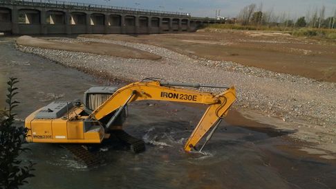 Una familia fue arrastrada por el río Mendoza en la zona del Dique Cipolletti. Una familia fue arrastrada por el río Mendoza en la zona del Dique Cipolletti.