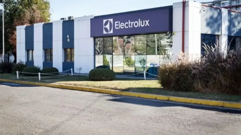 Electrolux quiere deshacerse del 25% de su plantilla de empleados con un plan de retiros voluntarios. Electrolux quiere deshacerse del 25% de su plantilla de empleados con un plan de retiros voluntarios.