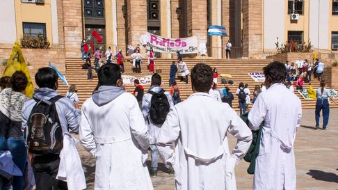 ATSA también desmintió al ministro y negó haber sido convocado para discutir aspectos del Ítem Cuidado. ATSA también desmintió al ministro y negó haber sido convocado para discutir aspectos del Ítem Cuidado.