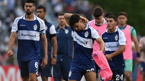 Gimnasia perdió el clásico y se complicó en su pelea por no descender Gimnasia perdió el clásico y se complicó en su pelea por no descender