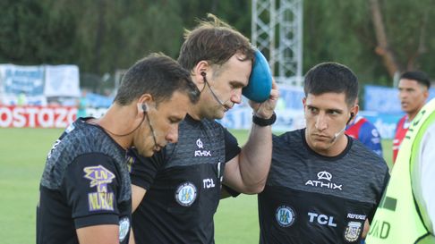 El juez de línea agredido por los hinchas de Godoy Cruz. El juez de línea agredido por los hinchas de Godoy Cruz.