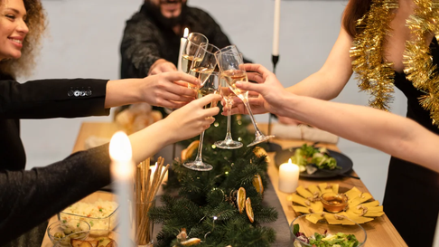El brindis familiar está entre las tradiciones de las Fiestas. El brindis familiar está entre las tradiciones de las Fiestas.