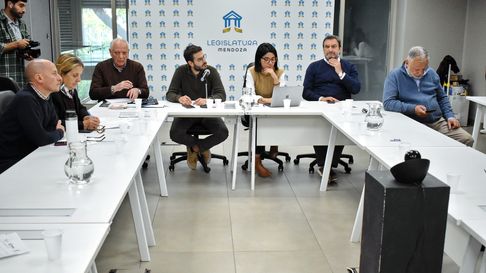 El desafío es claro: construir una red de corredores interoceánicos que posicione a Mendoza y al norte argentino como protagonistas logísticos en el Cono Sur, con una mirada que integre a Paraguay, Bolivia, Brasil y Chile. El desafío es claro: construir una red de corredores interoceánicos que posicione a Mendoza y al norte argentino como protagonistas logísticos en el Cono Sur, con una mirada que integre a Paraguay, Bolivia, Brasil y Chile.