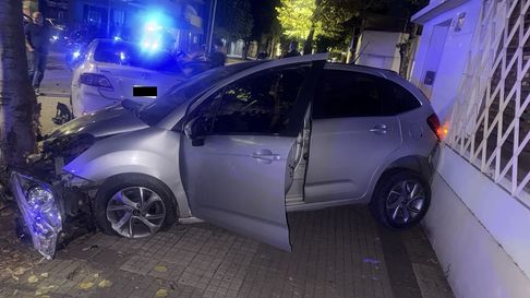 El auto de los detenidos en La Plata terminó incrustado contra un arbol El auto de los detenidos en La Plata terminó incrustado contra un arbol