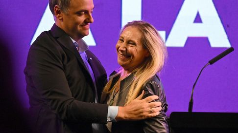 El Gobierno nacional , a través de Manuel Adorni, defiende a Karina Milei. El Gobierno nacional , a través de Manuel Adorni, defiende a Karina Milei.