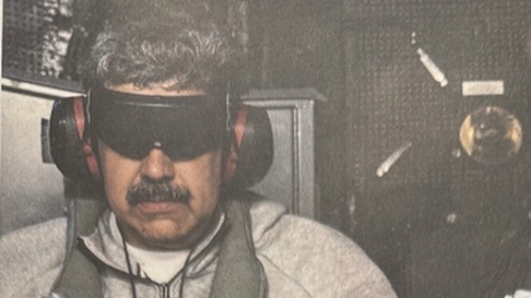 Nicolás Maduro, presidente de Venezuela, bajo el control de fuerzas de Estados Unidos. La imagen fue publicada por Donald Trump Nicolás Maduro, presidente de Venezuela, bajo el control de fuerzas de Estados Unidos. La imagen fue publicada por Donald Trump