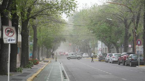 La DGE Mendoza suspendió las clases presenciales en General Alvear, San Rafael y Malargüe por fuertes ráfagas de viento, siguiendo recomendaciones de Defensa Civil. La DGE Mendoza suspendió las clases presenciales en General Alvear, San Rafael y Malargüe por fuertes ráfagas de viento, siguiendo recomendaciones de Defensa Civil.
