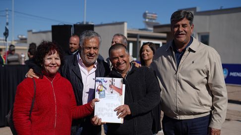 El gobernador Alfredo Cornejo junto al intendente de Junín, Mario Abed y una de las familias adjudicatarias de las viviendas. El gobernador Alfredo Cornejo junto al intendente de Junín, Mario Abed y una de las familias adjudicatarias de las viviendas.