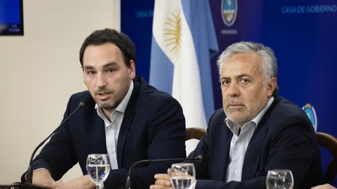 Rodolfo Montero, ministro de Salud, y Alfredo Cornejo en conferencia en Casa de Gobierno. Rodolfo Montero, ministro de Salud, y Alfredo Cornejo en conferencia en Casa de Gobierno.