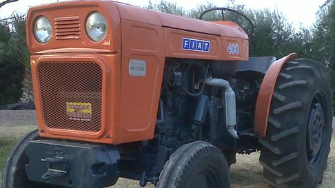 Un hombre de 68 años que manejaba un tractor en una finca de Maipú, murió tras el desbarranco del vehículo, quedando atrapado debajo de este. | Imagen ilustrativa. Un hombre de 68 años que manejaba un tractor en una finca de Maipú, murió tras el desbarranco del vehículo, quedando atrapado debajo de este. | Imagen ilustrativa.