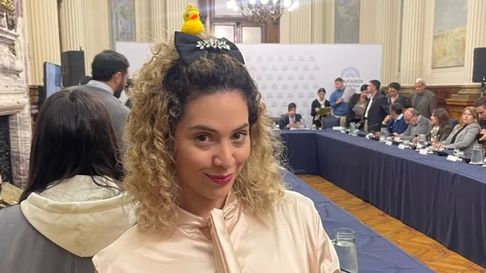 Lourdes Arrieta y el famoso patito en la cabeza, que le hizo ganar una popularidad impensada. Lourdes Arrieta y el famoso patito en la cabeza, que le hizo ganar una popularidad impensada.