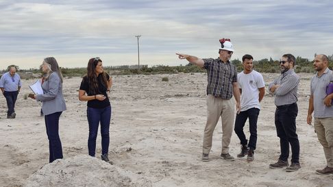 Representantes empresarios recorrieron el predio del ex vertedero de Guaymallén que será un parque solar. Representantes empresarios recorrieron el predio del ex vertedero de Guaymallén que será un parque solar.