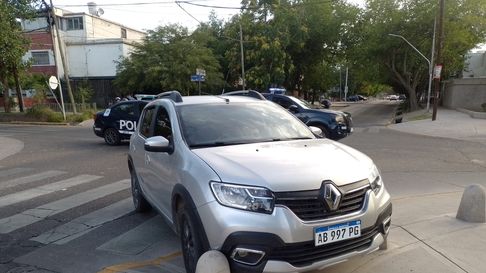 Así terminó el Renault Sandero tras la persecución. Así terminó el Renault Sandero tras la persecución.