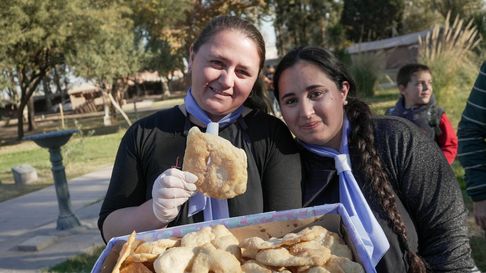 Día de la Patria: estudiantes de gastronomía prepararon sopaipillas para compartir de manera gratuita con los presentes. Día de la Patria: estudiantes de gastronomía prepararon sopaipillas para compartir de manera gratuita con los presentes.
