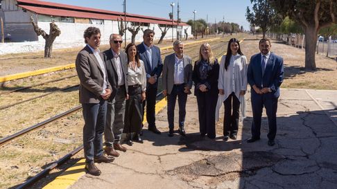 Uno de los intendentes del este no escatimará en gastos para el festival Rivadavia le canta al país. Uno de los intendentes del este no escatimará en gastos para el festival Rivadavia le canta al país.