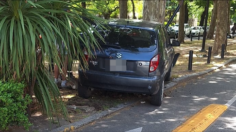 un camion choco contra un auto en pleno centro platense un camion choco contra un auto en pleno centro platense